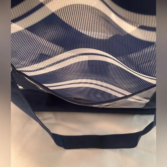 Blue/white large striped mesh beach bag with front pocket. - Picture 3 of 7